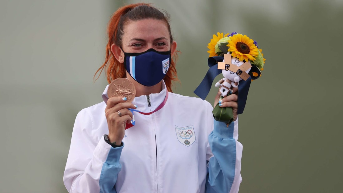 Alessandra Perilli with her bro<em></em>nze medal after the trap-shooting finals on July 29, 2021.