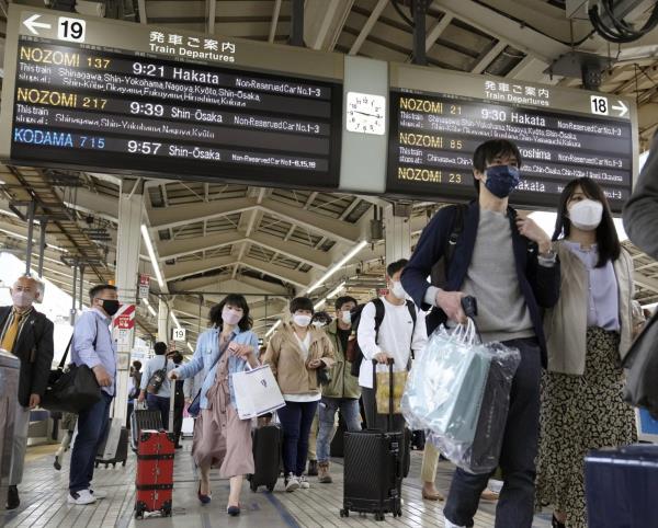Travelers at a Tokaido Shinkansen platform in JR Tokyo Station on Friday | KYODO 
